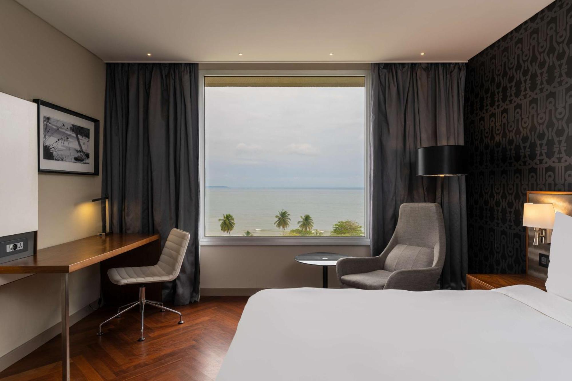 Radisson Blu Okoume Palace Hotel, Либревиль Экстерьер фото