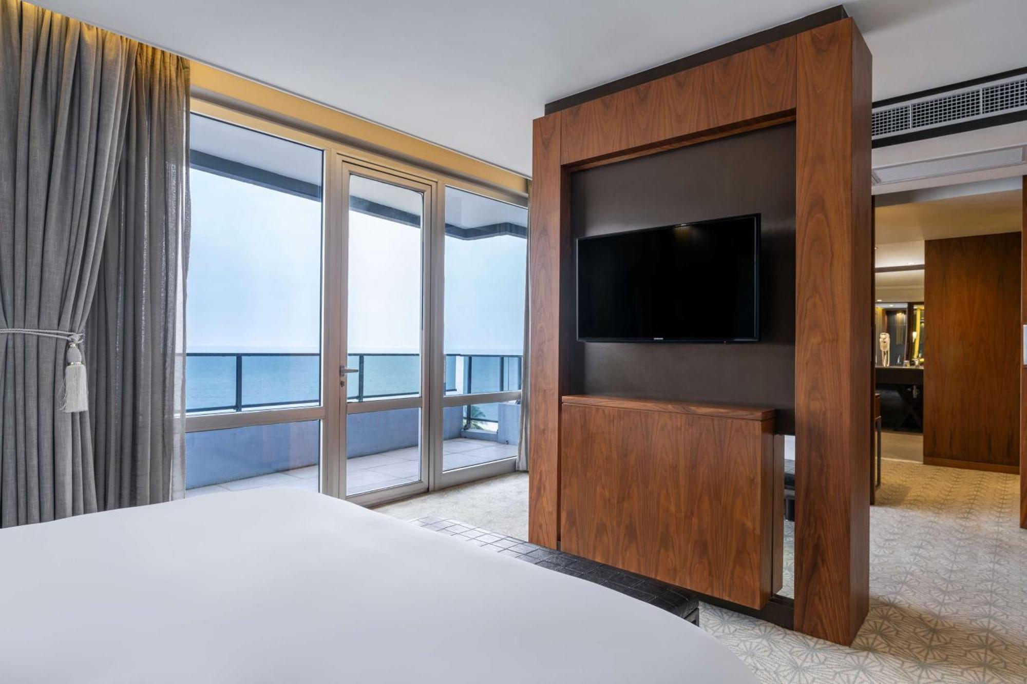 Radisson Blu Okoume Palace Hotel, Либревиль Экстерьер фото