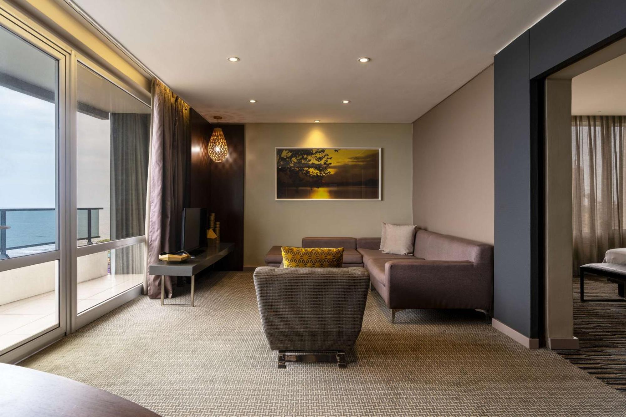 Radisson Blu Okoume Palace Hotel, Либревиль Экстерьер фото