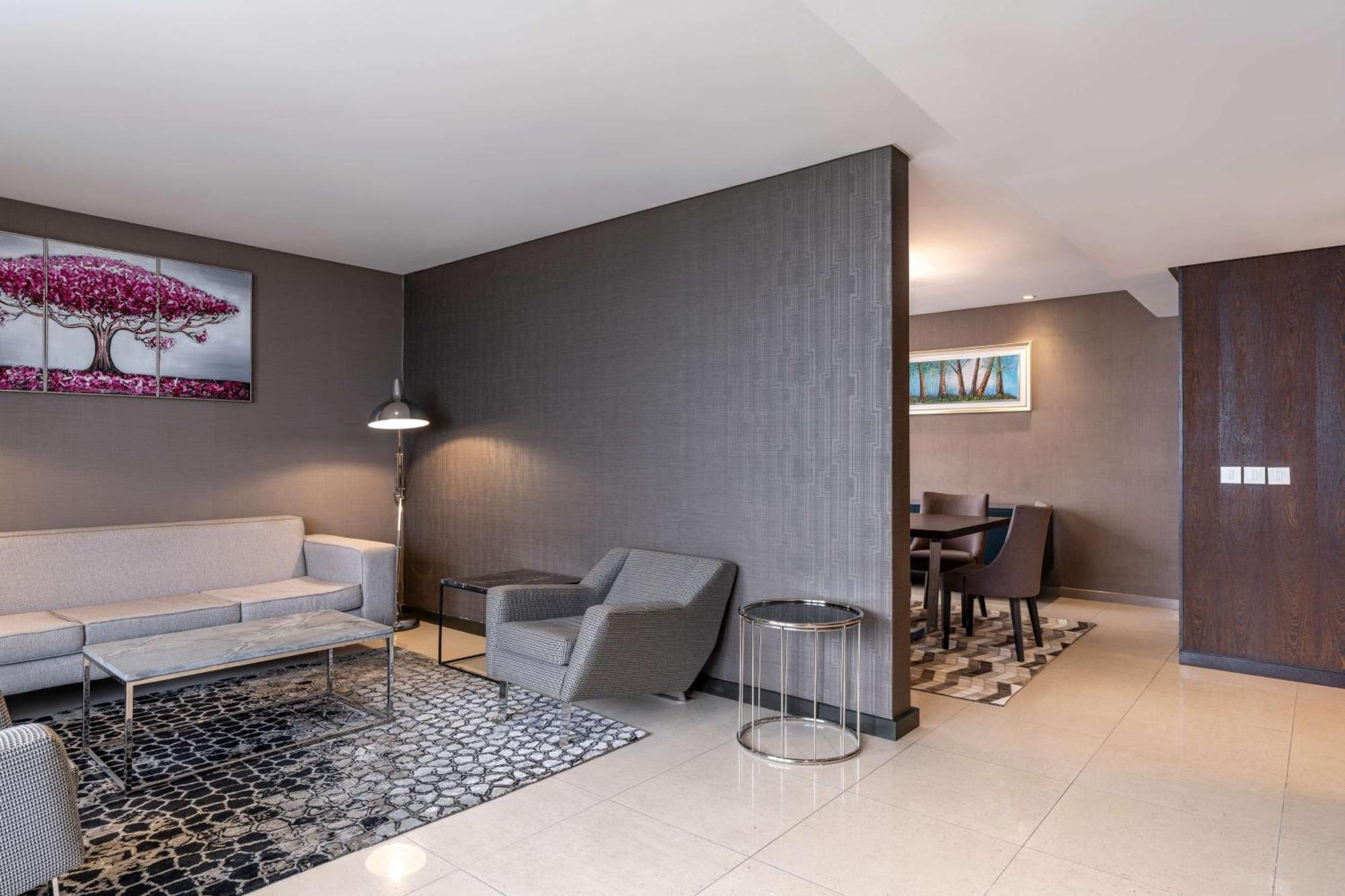 Radisson Blu Okoume Palace Hotel, Либревиль Экстерьер фото