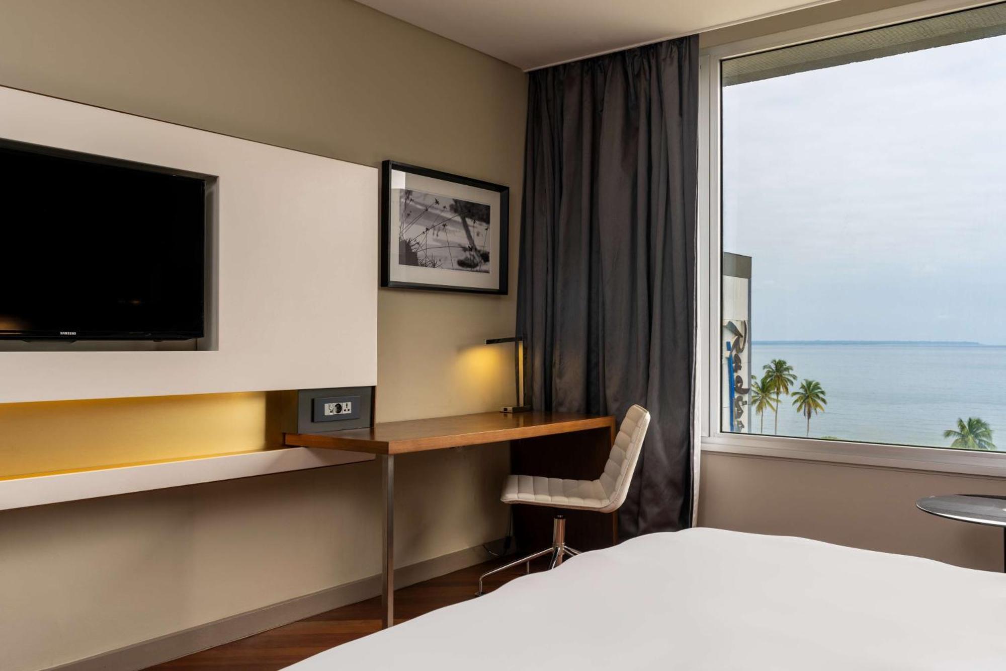 Radisson Blu Okoume Palace Hotel, Либревиль Экстерьер фото