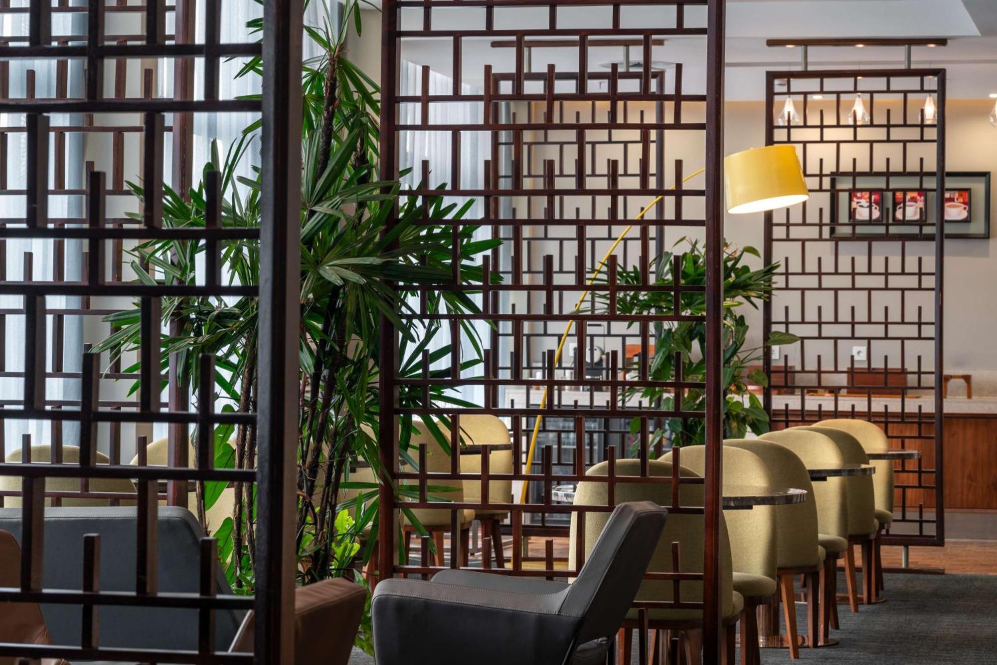 Radisson Blu Okoume Palace Hotel, Либревиль Экстерьер фото