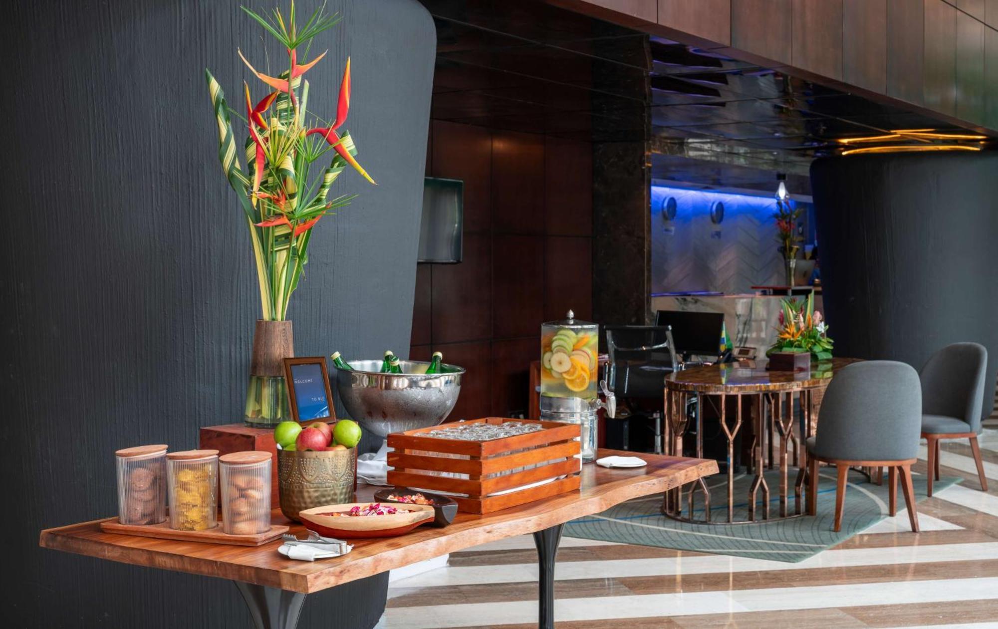 Radisson Blu Okoume Palace Hotel, Либревиль Экстерьер фото