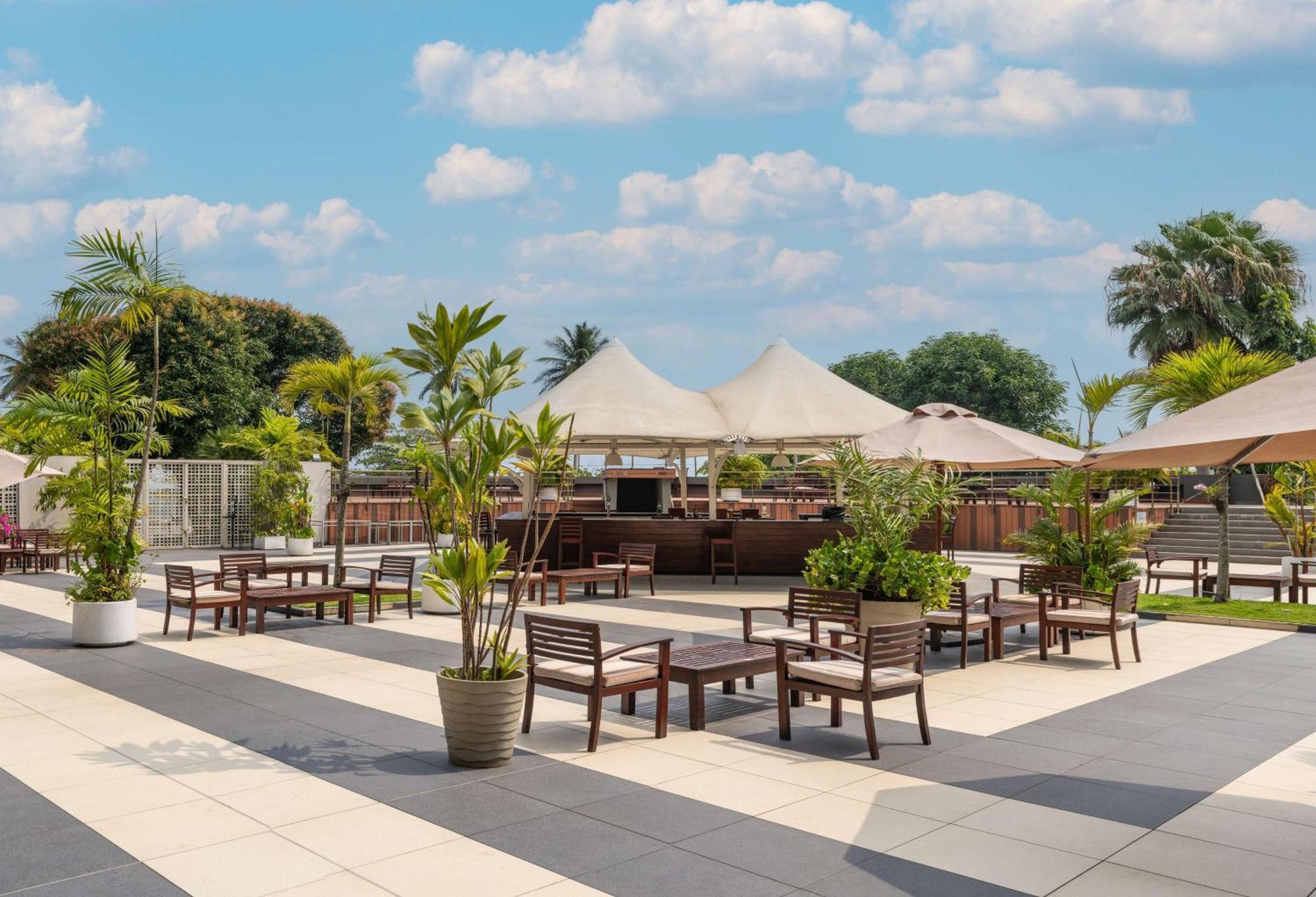 Radisson Blu Okoume Palace Hotel, Либревиль Экстерьер фото