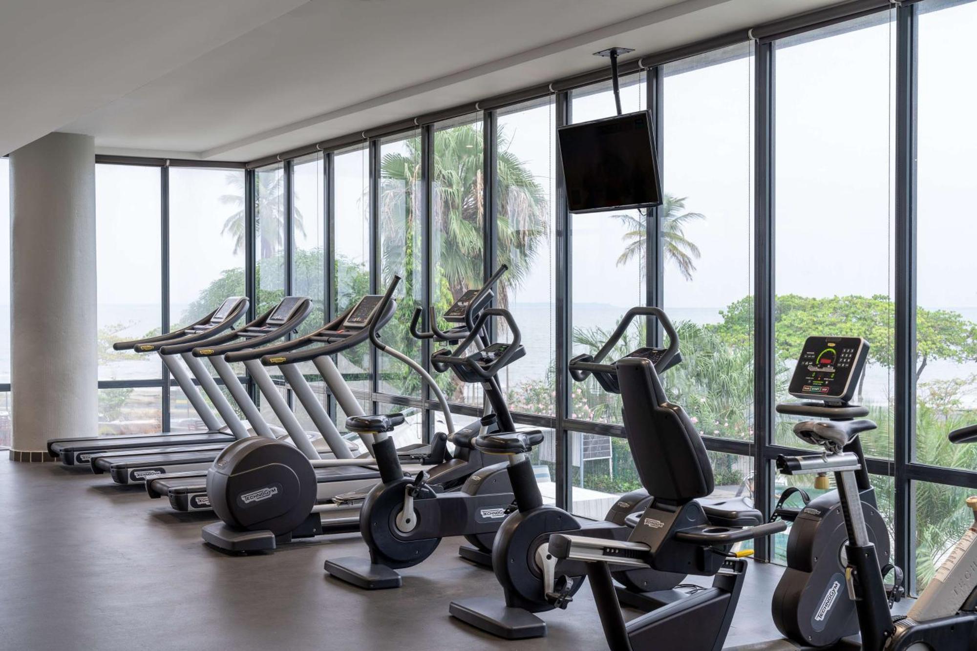 Radisson Blu Okoume Palace Hotel, Либревиль Экстерьер фото