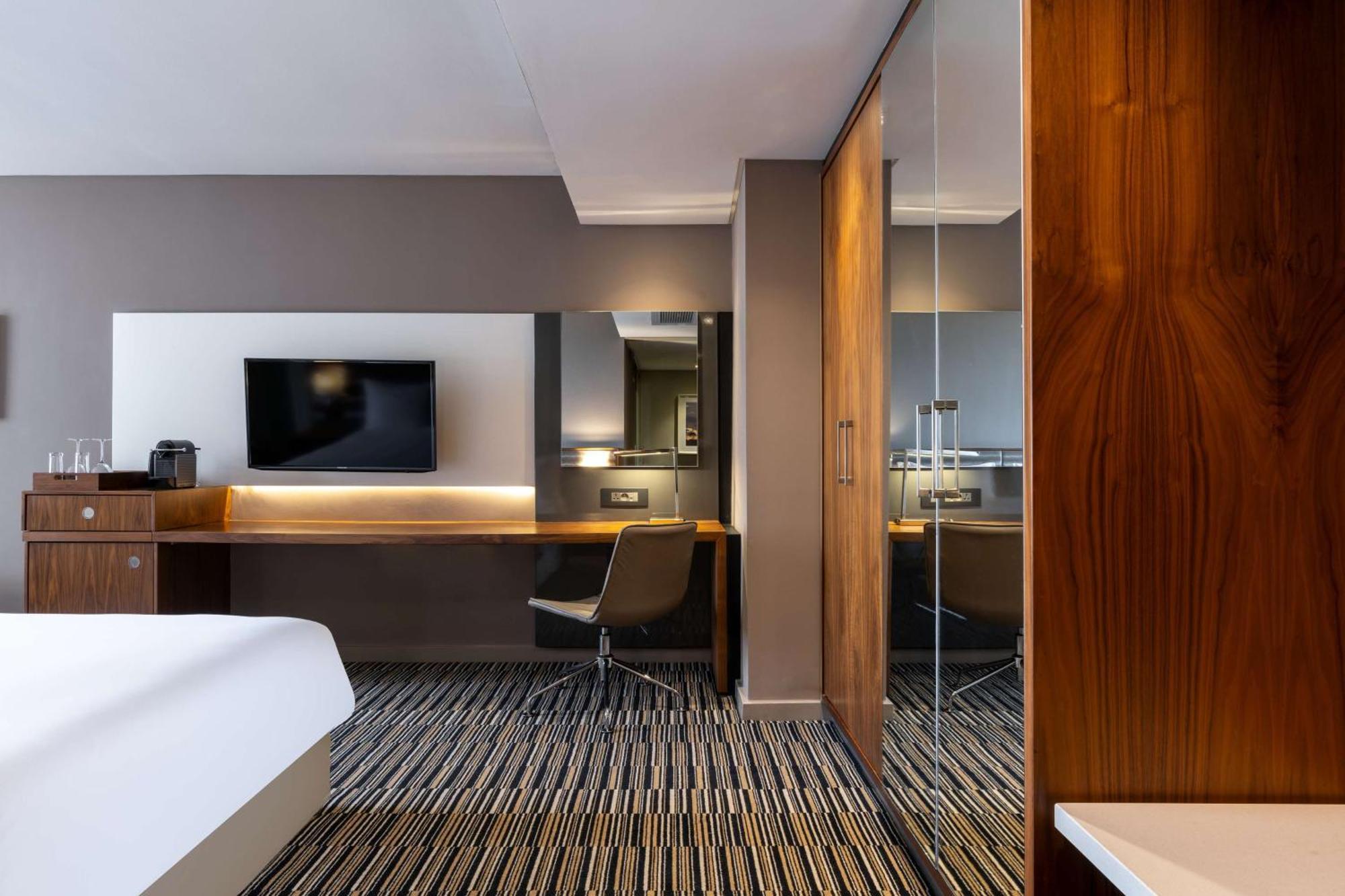 Radisson Blu Okoume Palace Hotel, Либревиль Экстерьер фото