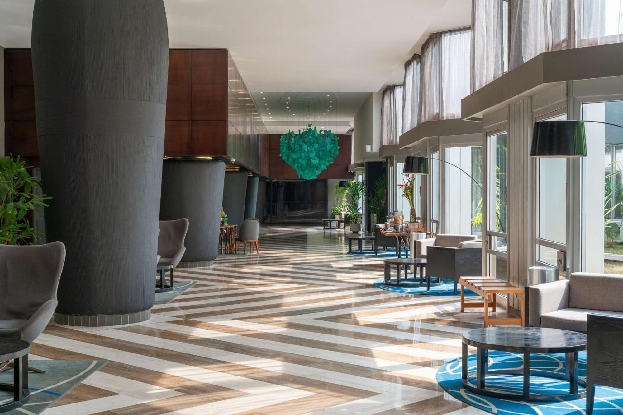 Radisson Blu Okoume Palace Hotel, Либревиль Экстерьер фото