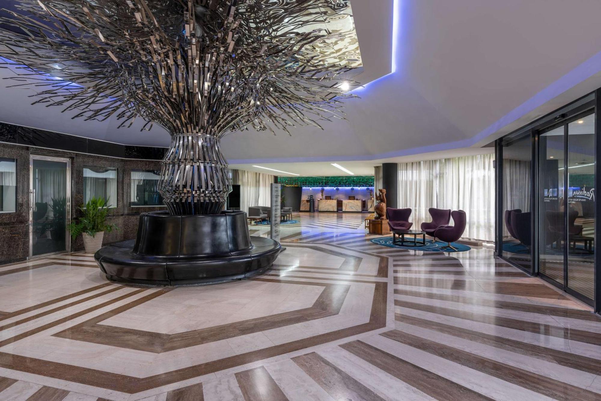 Radisson Blu Okoume Palace Hotel, Либревиль Экстерьер фото