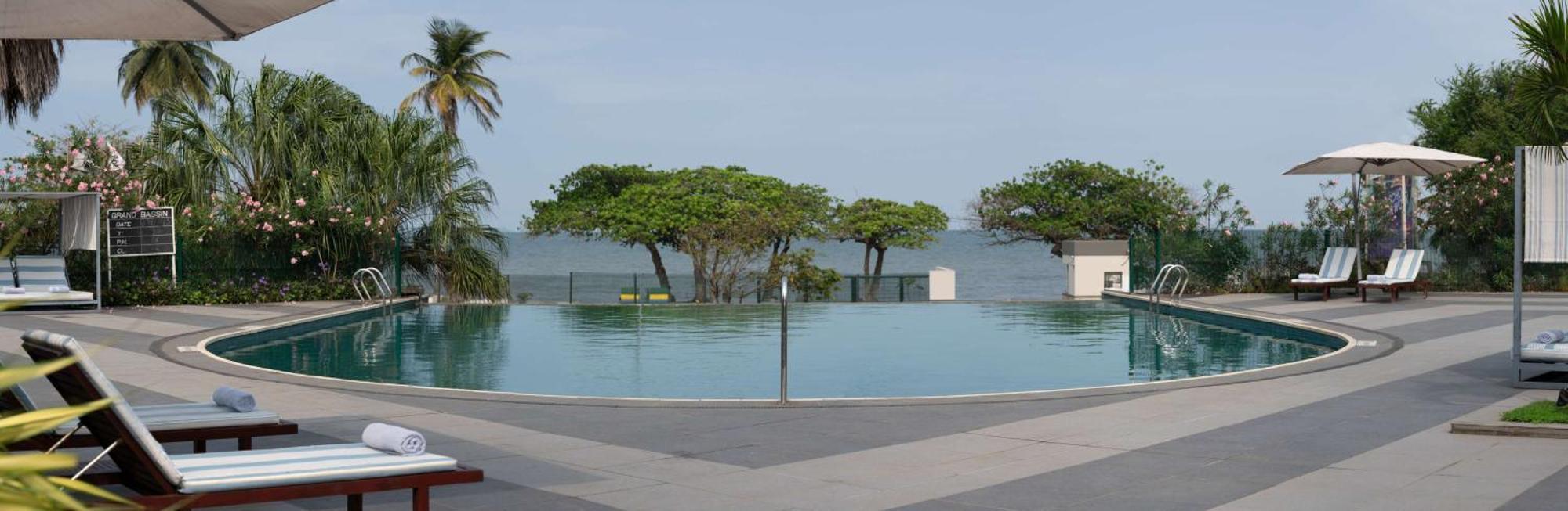 Radisson Blu Okoume Palace Hotel, Либревиль Экстерьер фото
