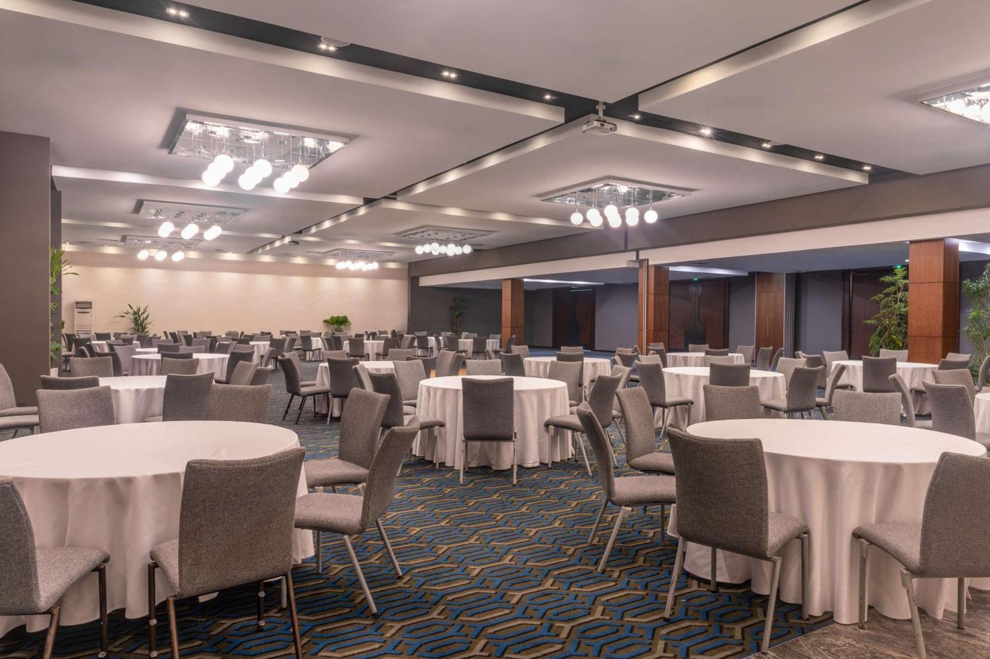 Radisson Blu Okoume Palace Hotel, Либревиль Экстерьер фото