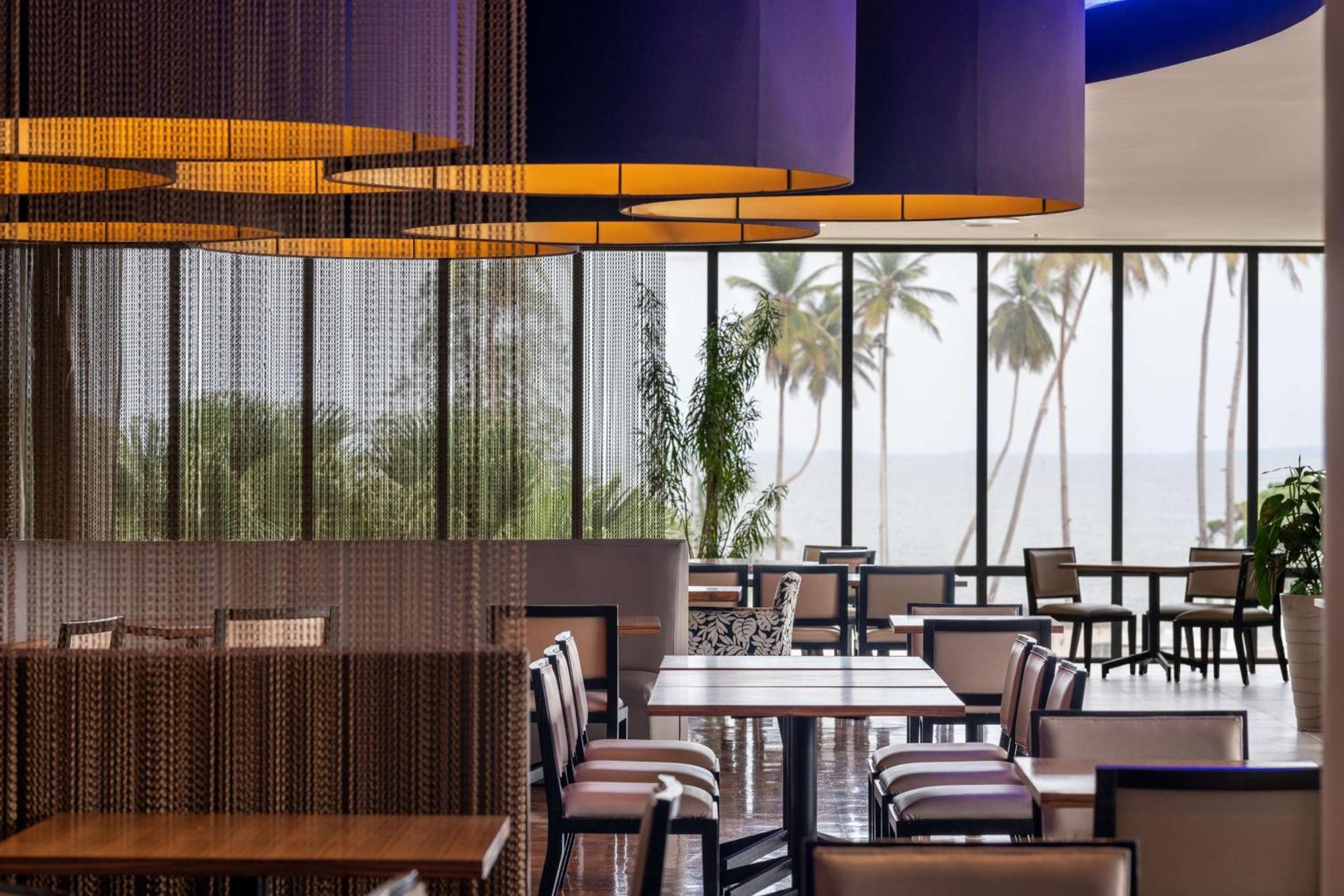 Radisson Blu Okoume Palace Hotel, Либревиль Экстерьер фото