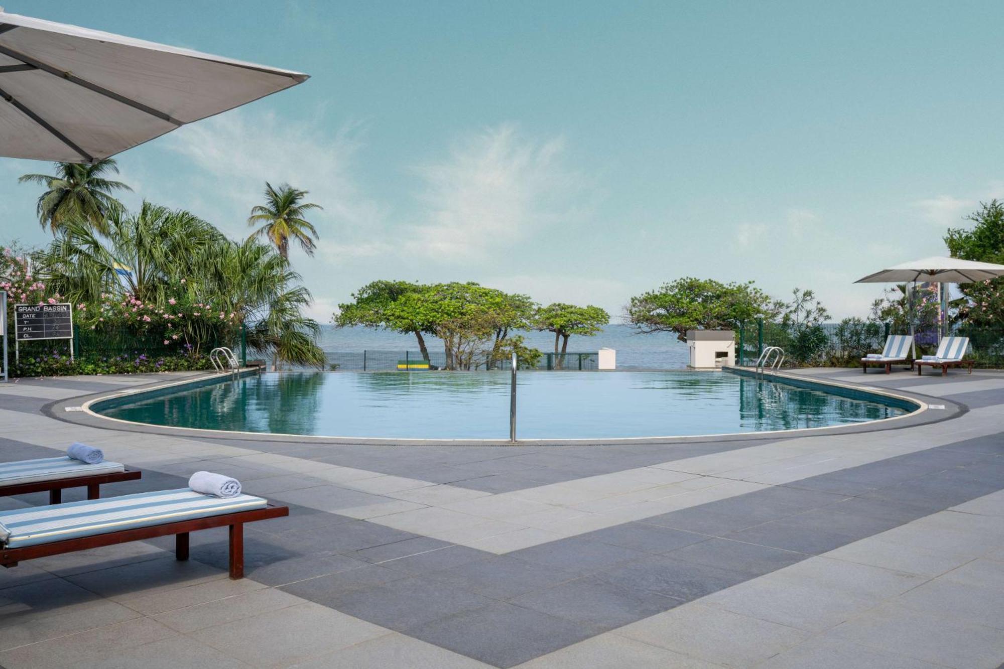 Radisson Blu Okoume Palace Hotel, Либревиль Экстерьер фото