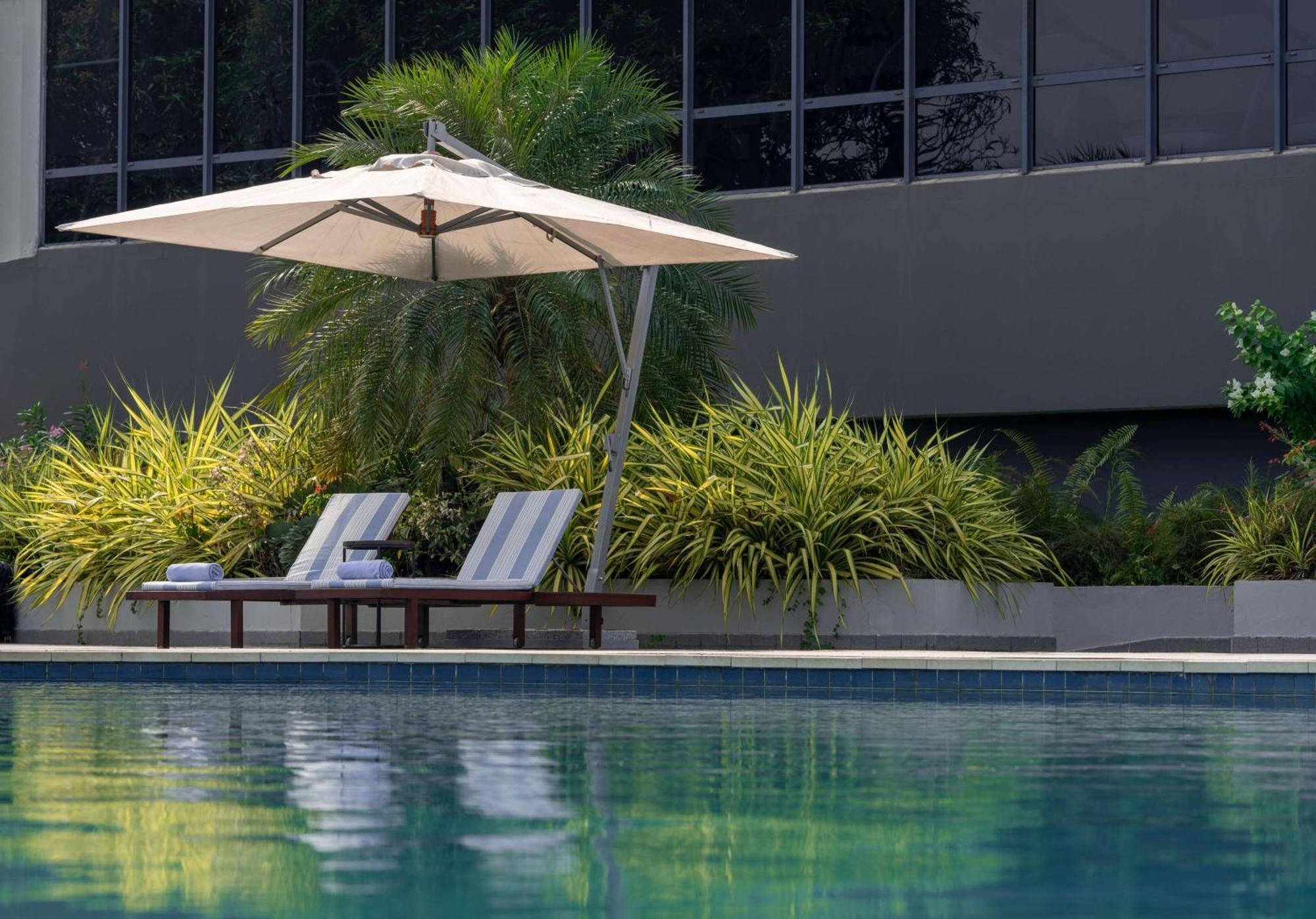 Radisson Blu Okoume Palace Hotel, Либревиль Экстерьер фото