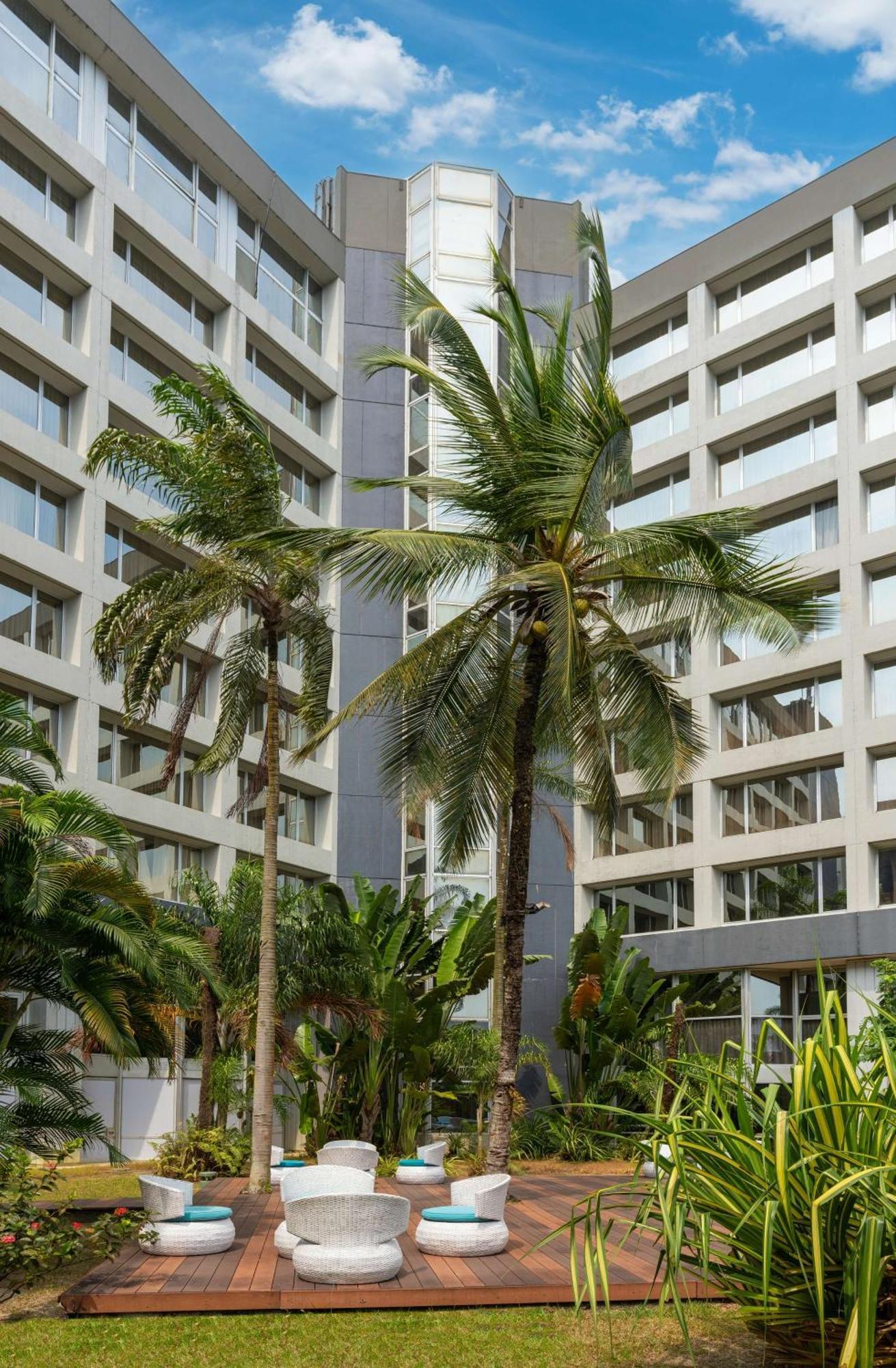 Radisson Blu Okoume Palace Hotel, Либревиль Экстерьер фото